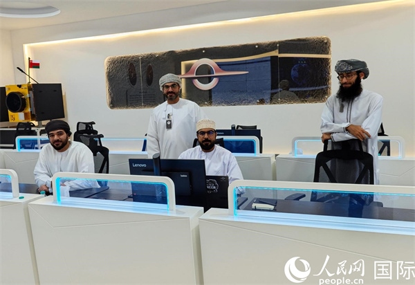 阿曼蘭斯航天公司員工在工作中。人民網(wǎng) 海瑟姆·穆扎恩攝