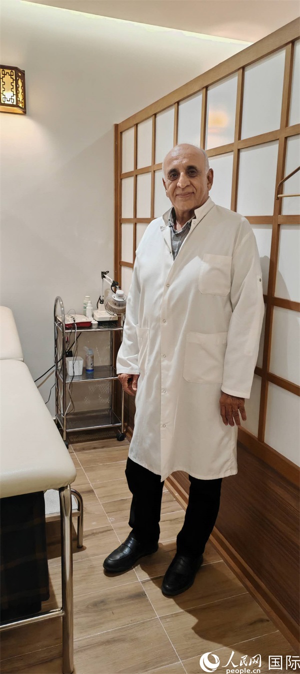 哈利勒在中醫(yī)診所。人民網(wǎng)記者 黃培昭攝