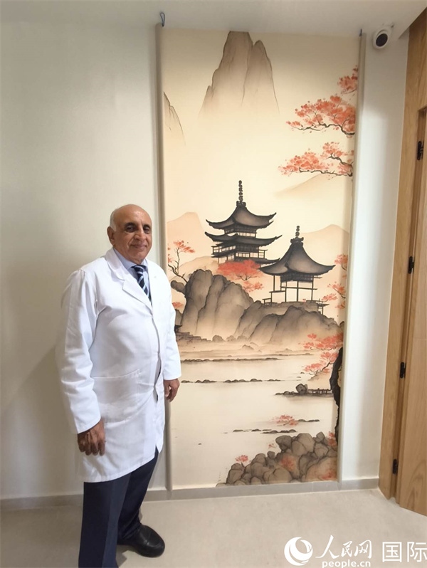 哈利勒的診所中國元素很濃。人民網(wǎng)記者 黃培昭攝