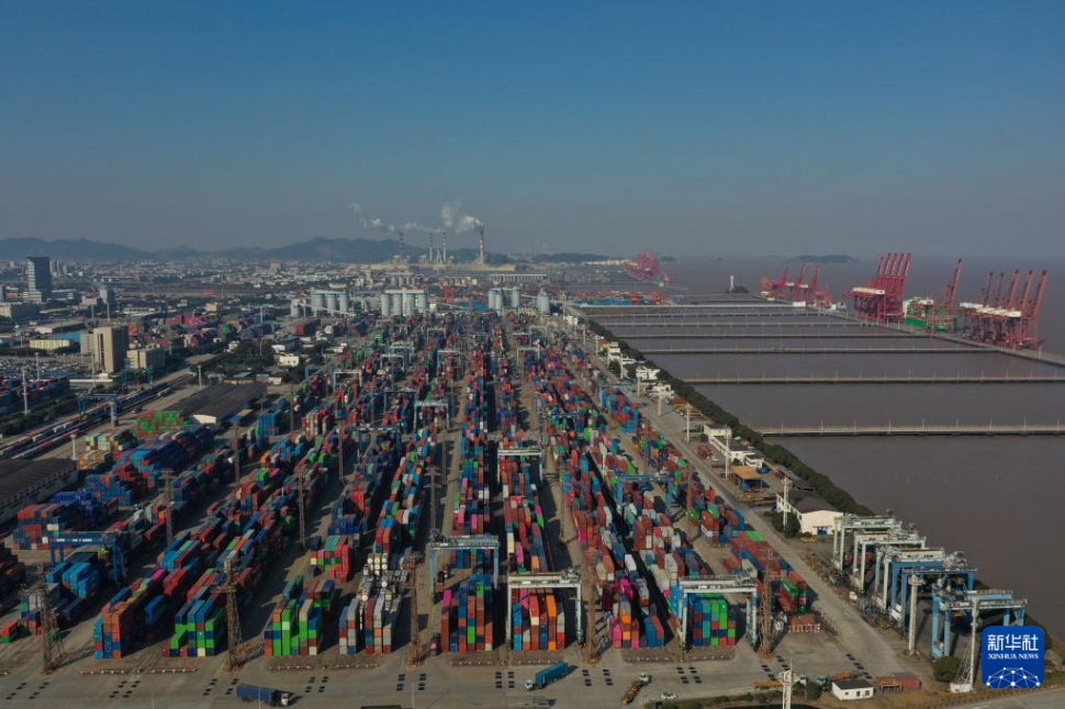  1月24日拍攝的寧波舟山港北侖港區(qū)集裝箱碼頭。 新華社記者 黃宗治 攝