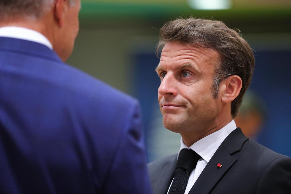2023年6月29日，在比利時(shí)布魯塞爾，法國(guó)總統(tǒng)馬克龍（右）準(zhǔn)備出席歐盟峰會(huì)。新華社記者鄭煥松攝