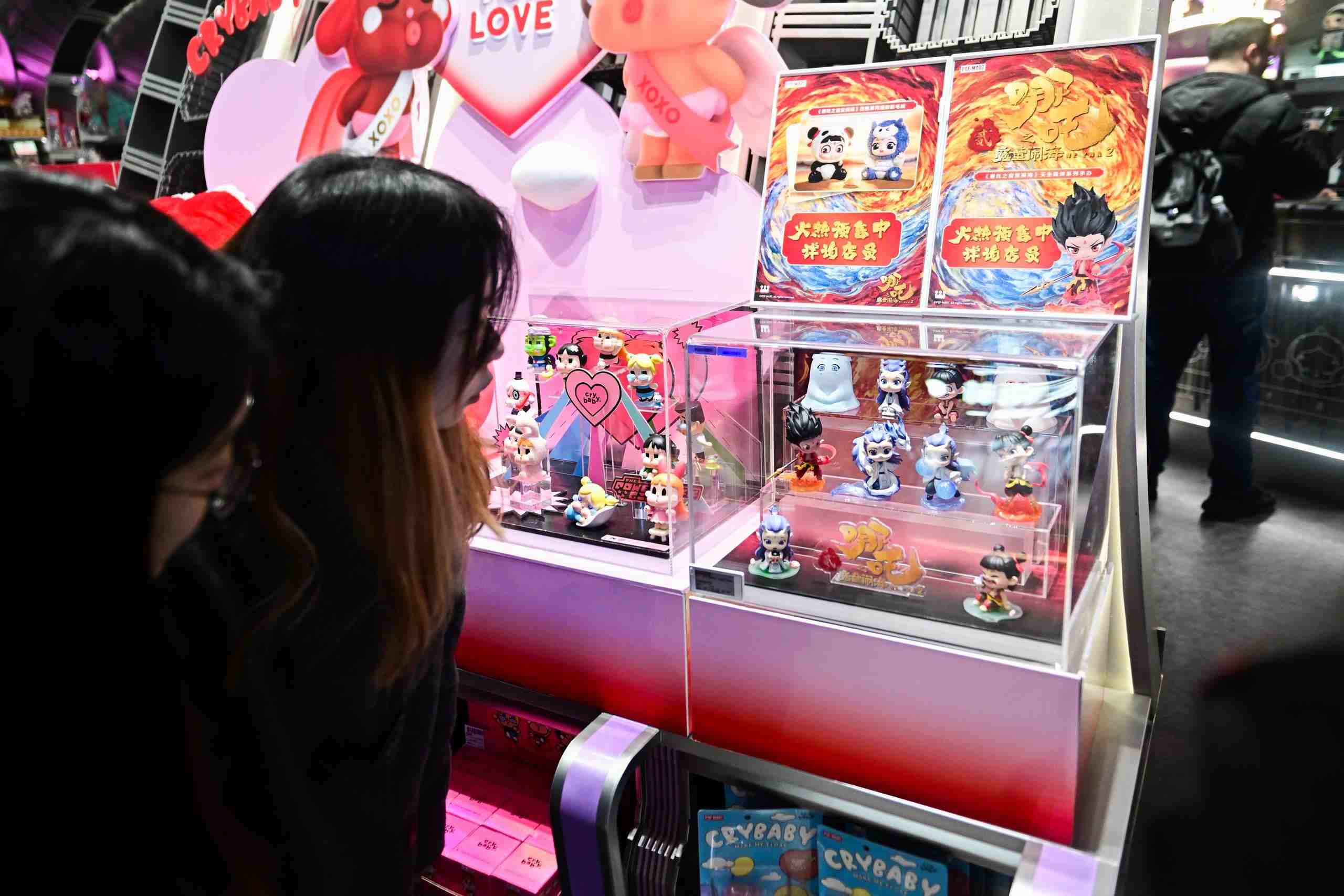 △2025年2月22日，上海，市民在圍觀《哪吒之魔童鬧?！废嚓P(guān)手辦盲盒。