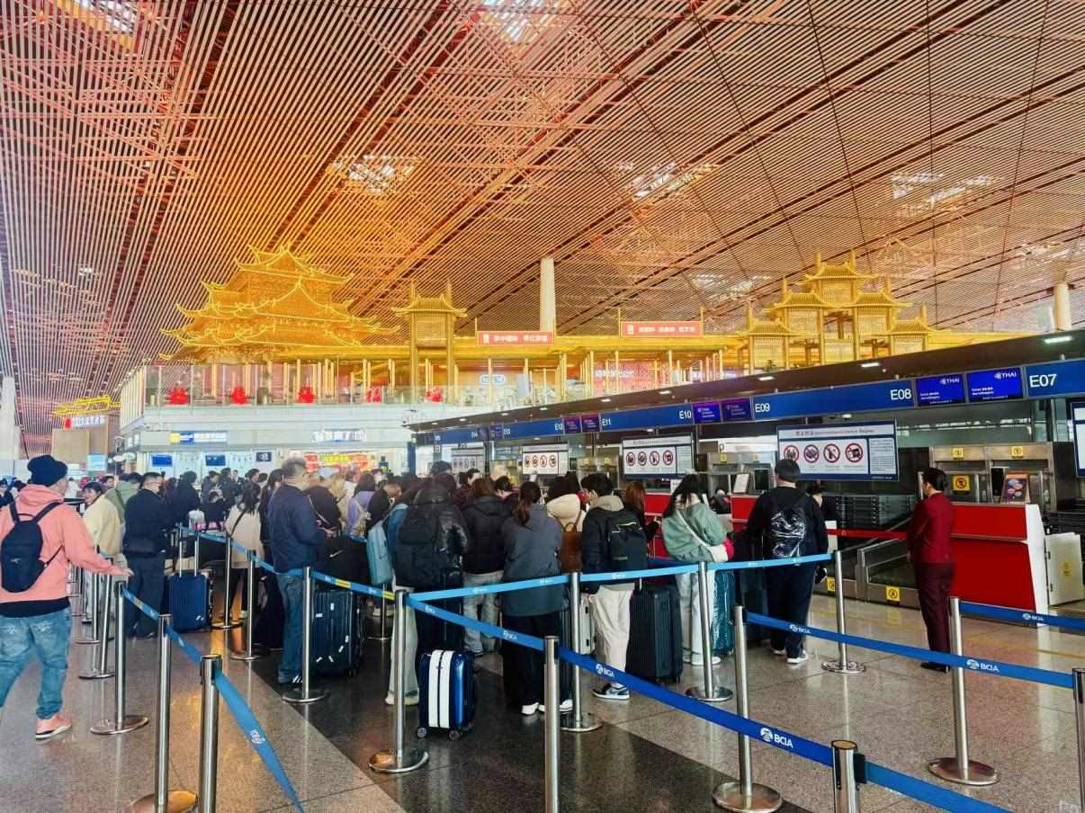 旅客在首都機場值機柜臺辦理乘機手續(xù)。人民網(wǎng)記者 喬雪峰攝