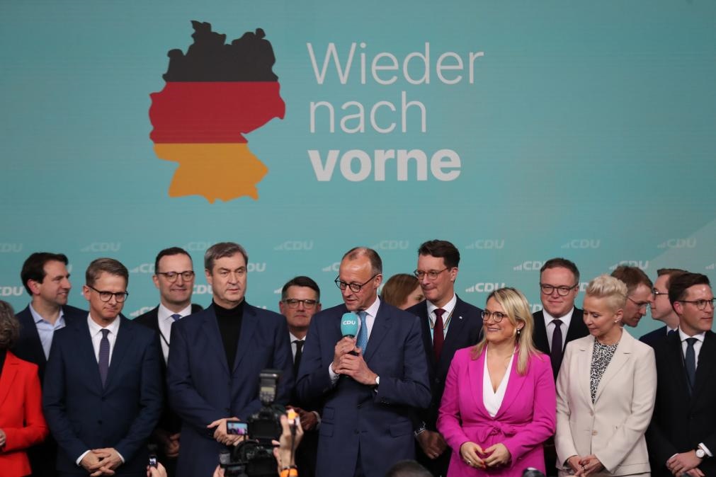 2月23日，在德國柏林的基督教民主聯(lián)盟總部，聯(lián)盟黨總理候選人默茨（中）在出口民調(diào)顯示領(lǐng)先后接受祝賀。新華社記者杜哲宇攝