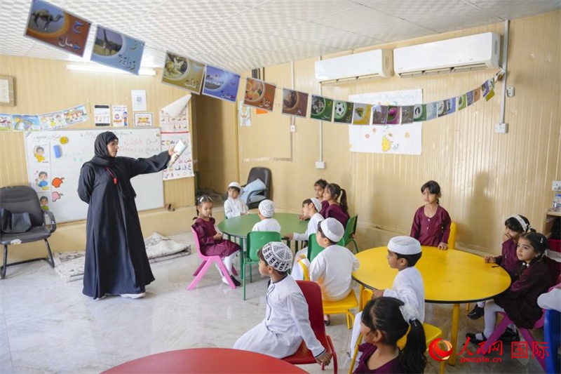 在庫姆扎爾的學校，老師正在給孩子們上課。人民網(wǎng) 塔里克·易卜拉欣攝