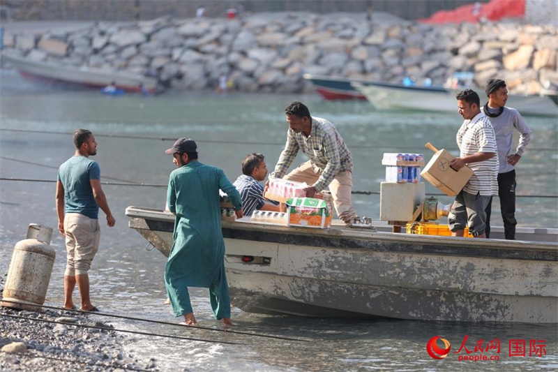 當?shù)厝藗冊谶\送生活物資。人民網(wǎng) 塔里克·易卜拉欣攝