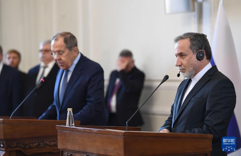 2月25日，在伊朗德黑蘭，伊朗外交部長阿拉格齊（右）與俄羅斯外長拉夫羅夫出席聯(lián)合新聞發(fā)布會。新華社記者 沙達提 攝