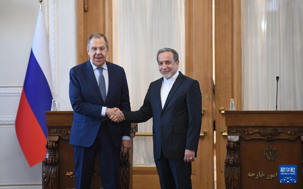 2月25日，在伊朗德黑蘭，伊朗外交部長阿拉格齊（右）與俄羅斯外長拉夫羅夫出席聯(lián)合新聞發(fā)布會。新華社記者 沙達提 攝