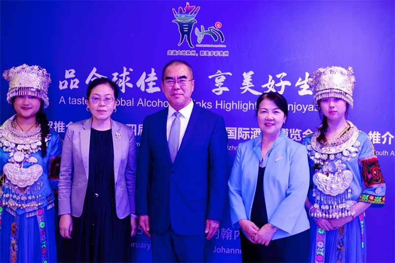 潘慶江總領(lǐng)事與王洪波秘書長(zhǎng)合影。（南非貴州商會(huì)供圖）