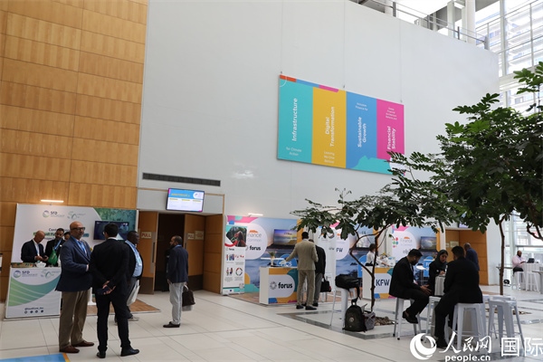 第5屆“共同金融”峰會在南非開普敦國際會議中心開幕。圖為與會嘉賓正在交談。人民網(wǎng)記者 戴楷然攝