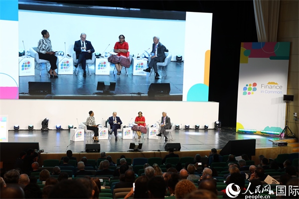 第5屆“共同金融”峰會在南非開普敦國際會議中心開幕。圖為峰會開幕式現(xiàn)場。人民網(wǎng)記者戴楷然攝