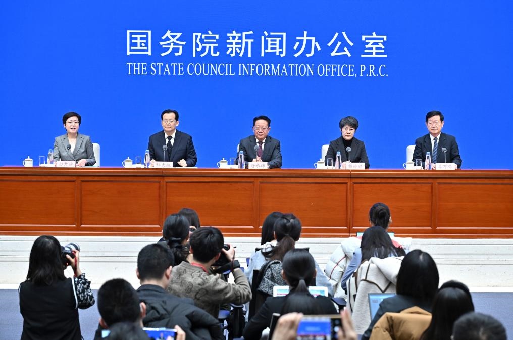 2月28日，國務(wù)院新聞辦公室在北京舉行國務(wù)院政策例行吹風(fēng)會(huì)，民政部副部長唐承沛、財(cái)政部副部長郭婷婷、自然資源部副部長許大純、住房城鄉(xiāng)建設(shè)部副部長姜萬榮和國務(wù)院新聞辦公室新聞發(fā)言人介紹2024年國務(wù)院部門辦理全國人大代表建議和全國政協(xié)提案工作有關(guān)情況，并答記者問。新華社記者 李鑫 攝