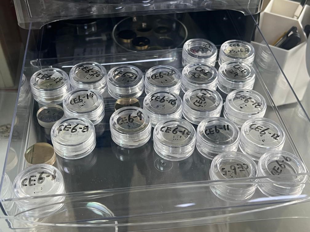 包含嫦娥六號(hào)樣品的樹脂靶。新華社記者 溫競(jìng)?cè)A 攝