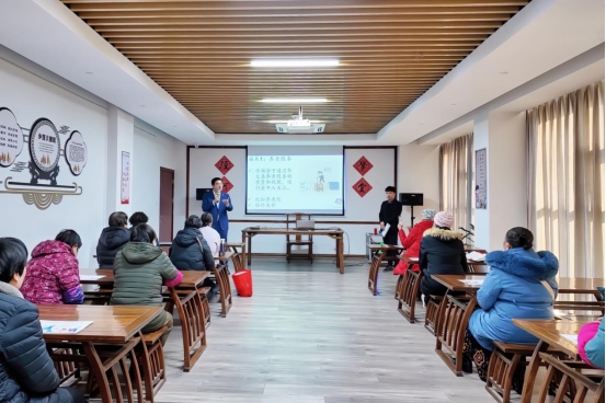 實(shí)踐支隊隊員在涇河村進(jìn)行反詐宣講。學(xué)校供圖