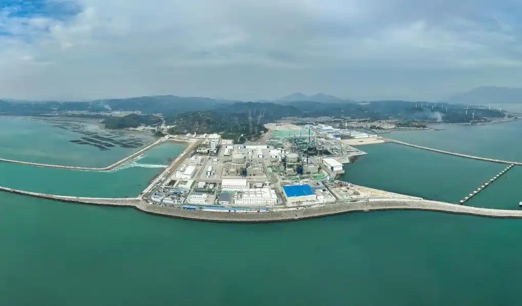 △2025年1月1日0時17分，經(jīng)過168小時滿功率連續(xù)運行考核，漳州核電1號機組正式投入商業(yè)運行。