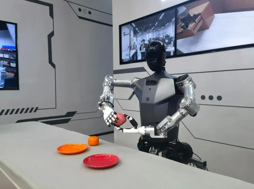 △2025年2月24日，北京“機器人大世界”展出的機器人正在完成日常家務(wù)。