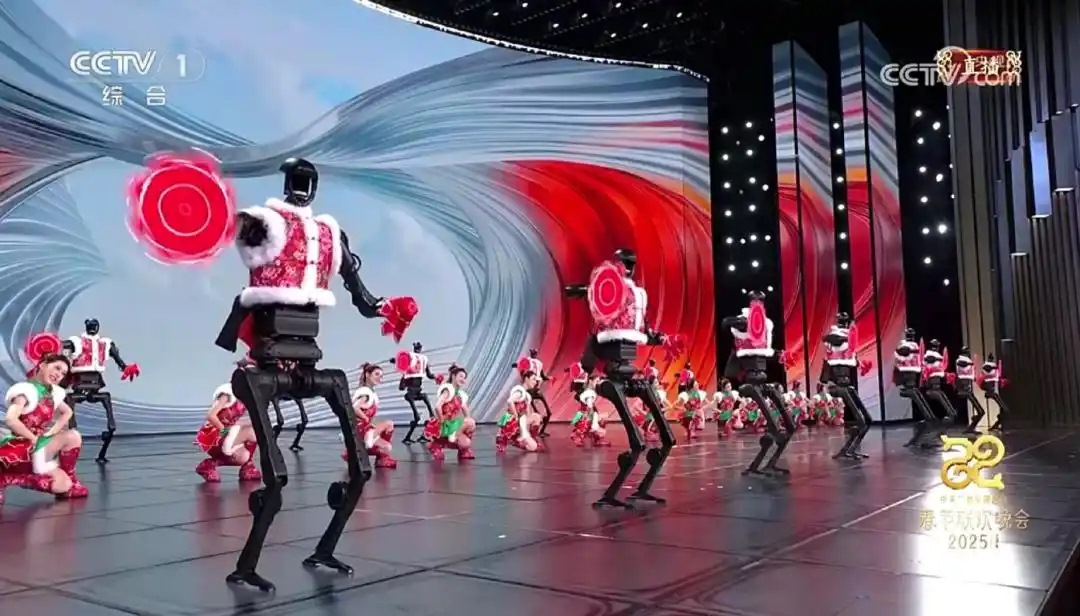 △今年春晚，宇樹科技人形機器人身穿東北特色的花棉襖扭秧歌，呈現(xiàn)出全新視覺效果。
