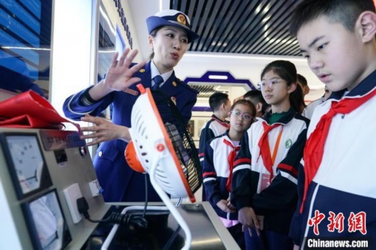 圖為學(xué)生們參觀道里區(qū)消防救援大隊(duì)消防科普體驗(yàn)館內(nèi)電器火災(zāi)演示實(shí)驗(yàn)臺。中新社記者 趙宇航 攝