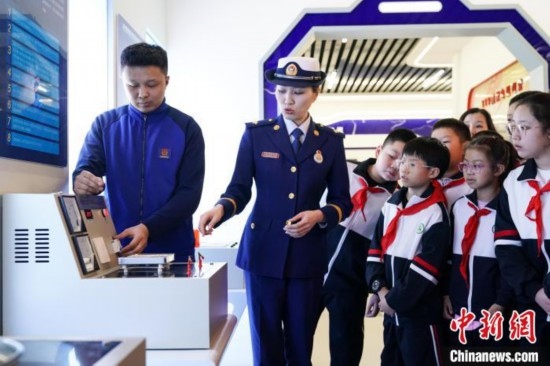 圖為學(xué)生們參觀道里區(qū)消防救援大隊(duì)消防科普體驗(yàn)館內(nèi)電器火災(zāi)演示實(shí)驗(yàn)臺。中新社記者 趙宇航 攝