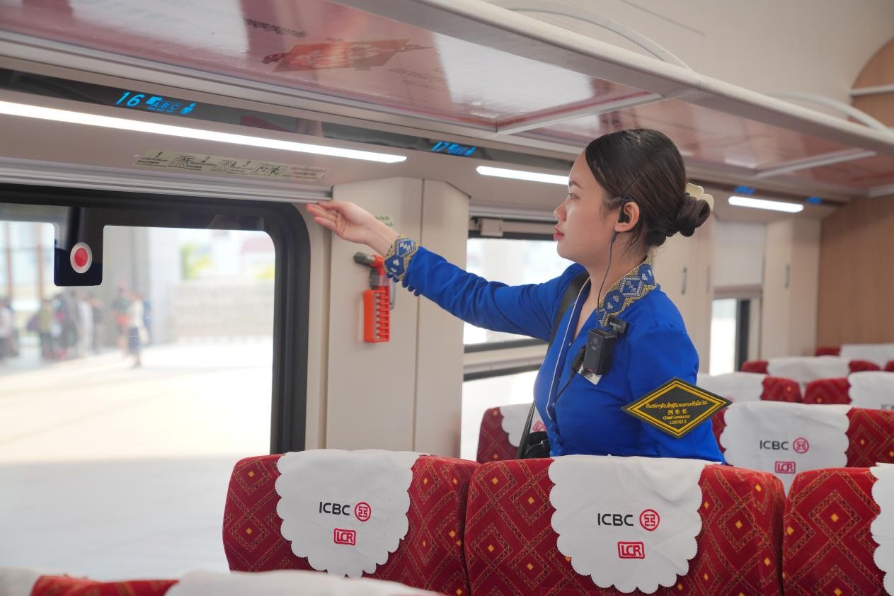 中老鐵路瀾滄號動車組列車長小麗正在進(jìn)行車廂檢查。老中鐵路有限公司供圖