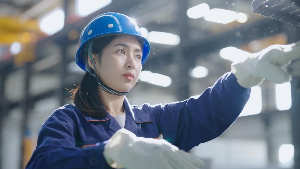 老中鐵路有限公司萬象運(yùn)營管理中心機(jī)輛車間希達(dá)在工作中。老中鐵路有限公司供圖