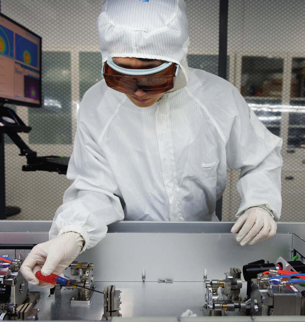 科研人員在廣東東莞阿秒科學(xué)中心實(shí)驗(yàn)室調(diào)試高性能激光器（2025年1月10日攝）。金立旺攝/本刊