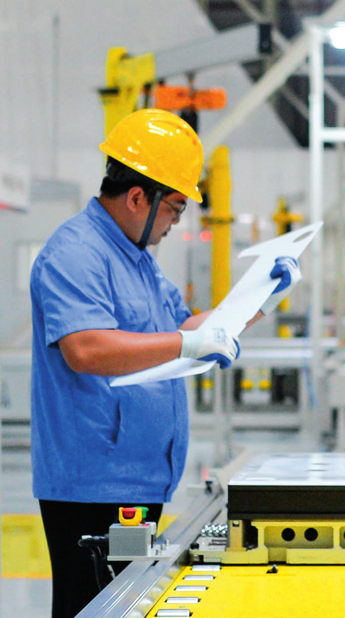 工人在位于廣東珠海的緯景儲(chǔ)能珠海“超G工廠”工作（2024年5月19日攝）。李任滋攝/本刊