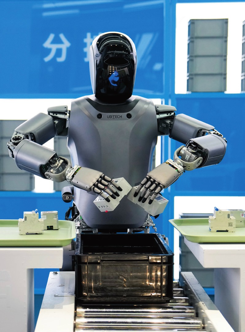 北京“機(jī)器人大世界”展示的優(yōu)必選人形機(jī)器人（2025年2月24日攝）。鞠煥宗攝/本刊