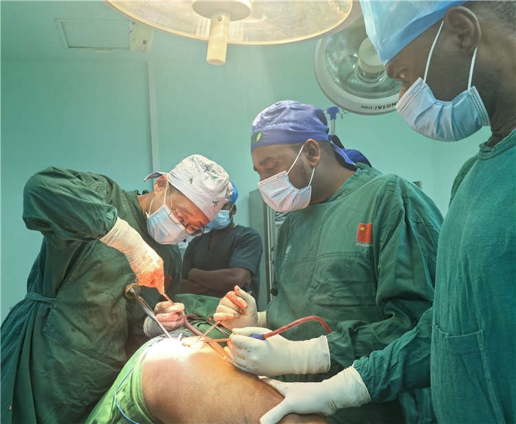 王磊醫(yī)師手術(shù)中。中國援桑醫(yī)療隊供圖