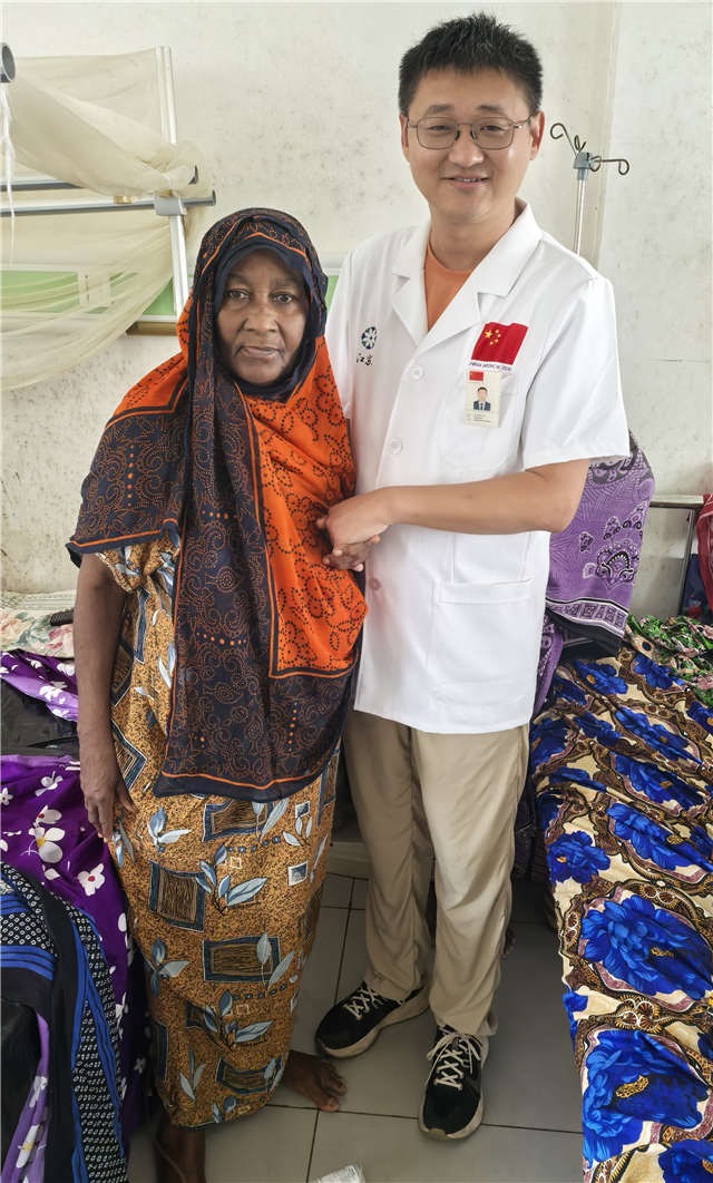 術(shù)后第二天患者即能站立。中國援桑醫(yī)療隊供圖