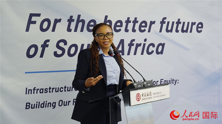 馬塞莫拉女士詳細(xì)介紹了南非政府在基礎(chǔ)設(shè)施建設(shè)方面的最新規(guī)劃和社會(huì)公益項(xiàng)目。人民網(wǎng) 劉暢攝