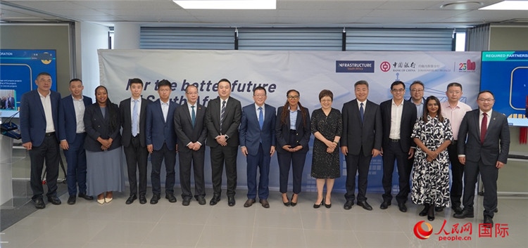 與會(huì)嘉賓合影。人民網(wǎng) 劉暢攝