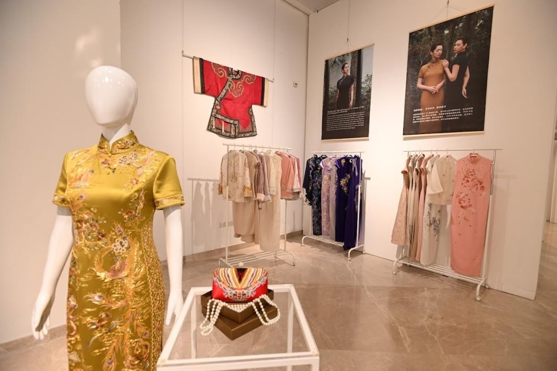 展覽現(xiàn)場展出各種款式的精美旗袍。新加坡中國文化中心供圖