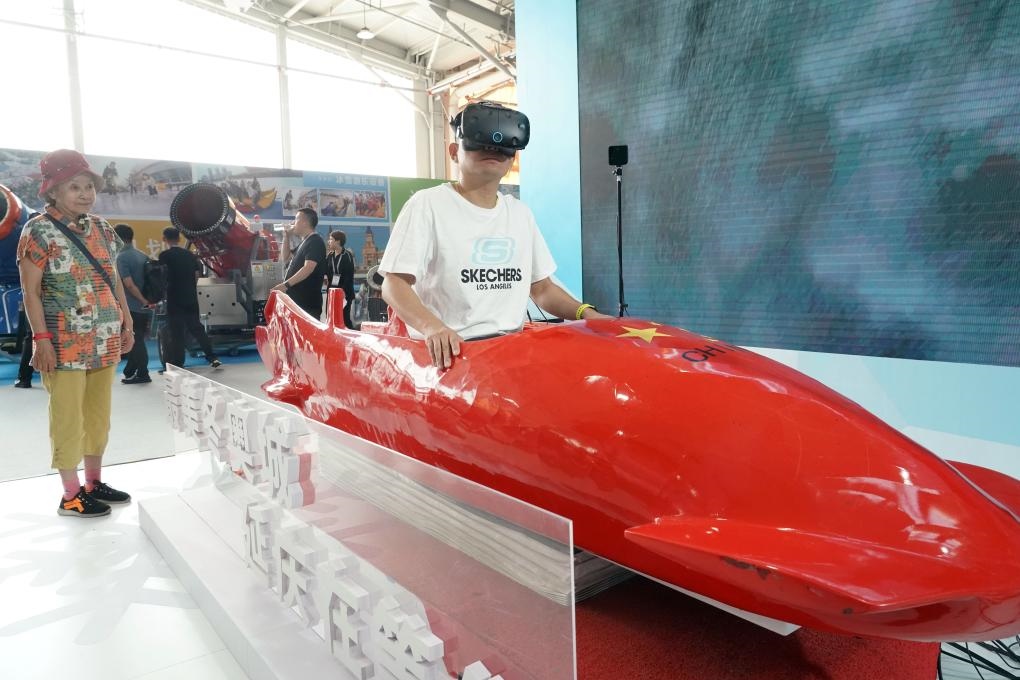 2023年9月15日，觀眾在2023國際冬季運動（北京）博覽會現(xiàn)場通過VR設(shè)備體驗雪車。新華社記者 任超 攝