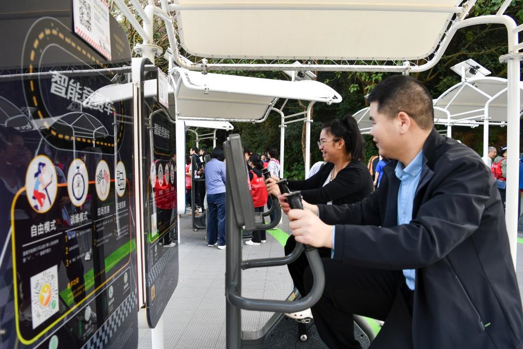 2024年1月20日，市民在蓮花山公園西區(qū)室外智能健身房參加競賽活動。當(dāng)日，深圳市室外智能健身競賽活動舉行。新華社記者 梁旭 攝