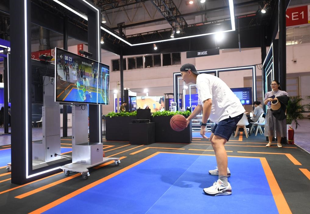 2023年8月25日，在HICOOL2023全球創(chuàng)業(yè)者峰會展覽展示區(qū)，觀眾體驗AI智慧體育運動系統(tǒng)。當(dāng)日，HICOOL2023全球創(chuàng)業(yè)者峰會在位于北京市順義區(qū)的中國國際展覽中心（新館）開幕。新華社記者 任超 攝