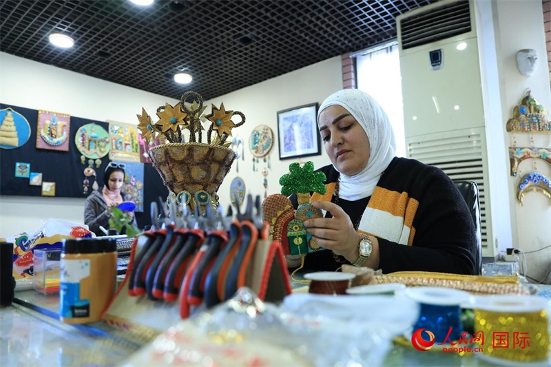 設(shè)計(jì)師娜達(dá)在制作巴比倫時(shí)期飾品。人民網(wǎng)伊納斯·易卜拉欣攝