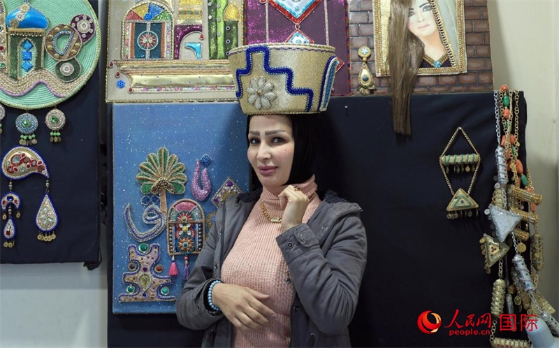 設(shè)計(jì)師展示亞述國(guó)王同款王冠。人民網(wǎng)伊納斯·易卜拉欣攝