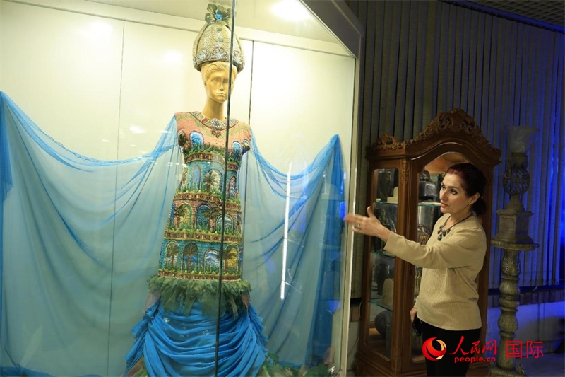 設(shè)計(jì)師展示服飾。人民網(wǎng)伊納斯·易卜拉欣攝