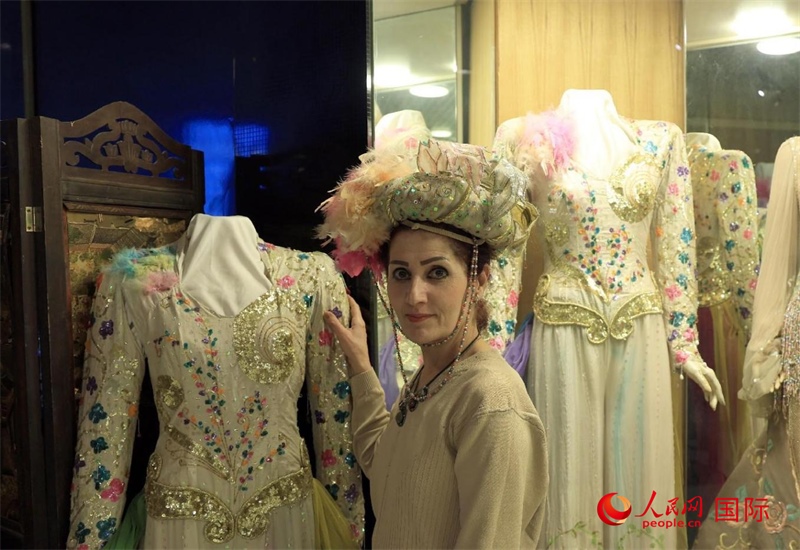 設(shè)計(jì)師展示阿拉伯阿巴斯王朝時(shí)期王冠。人民網(wǎng)伊納斯·易卜拉欣攝