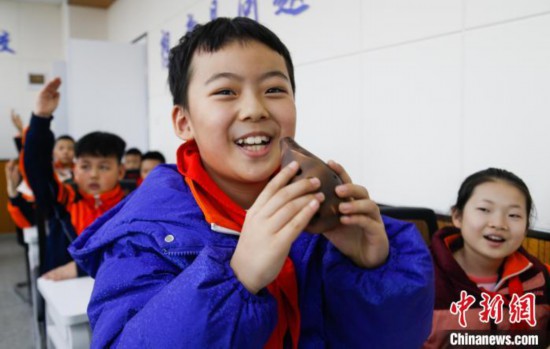 圖為學(xué)生在“國寶音樂會”社教課中體驗(yàn)吹陶塤。中新社記者 馬銘言 攝