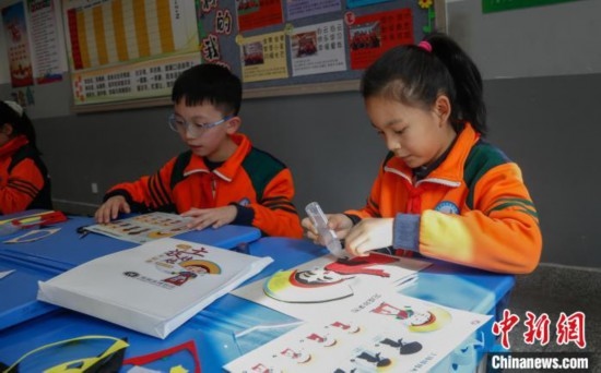 圖為學(xué)生參與“土族娃娃布貼畫”社教課。中新社記者 馬銘言 攝