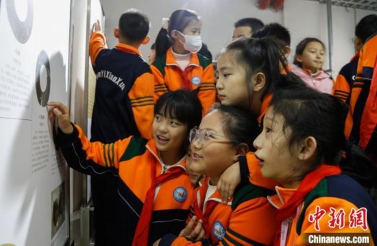 圖為學(xué)生參觀青海省博物館“1+3”主題流動展覽，了解在青海喇家遺址出土的齊家文化 · 玉三璜聯(lián)璧。中新社記者 馬銘言 攝