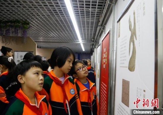 圖為學(xué)生參觀青海省博物館“1+3”主題流動展覽，了解木舞俑。中新社記者 馬銘言 攝