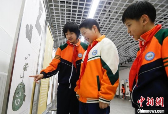 圖為學(xué)生了解出土于青海省西寧市大通回族土族自治縣的漢代鸞鳳銅熏爐蓋。中新社記者 馬銘言 攝