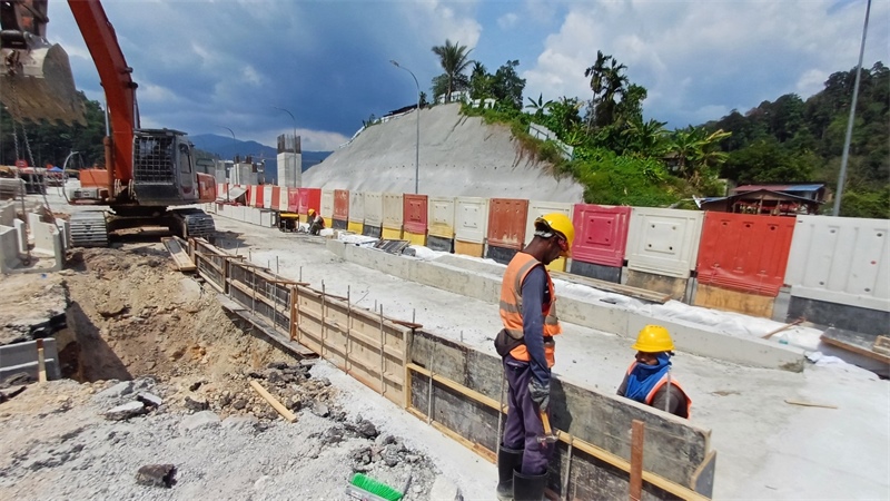 施工現(xiàn)場。 鄧騰亮攝