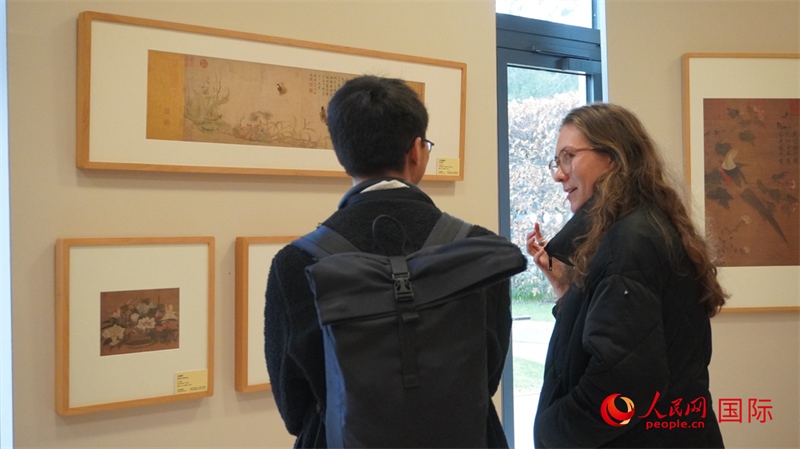 劍橋大學(xué)學(xué)者參觀宋畫特展。人民網(wǎng) 徐量攝