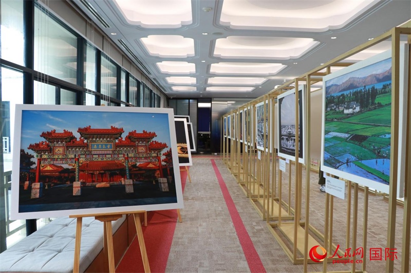 “遇見(jiàn)”攝影展現(xiàn)場(chǎng)。朱瀟逸攝