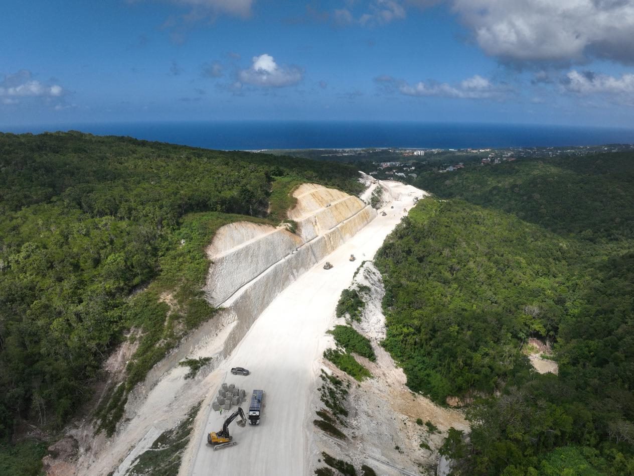 圖為中企承建的牙買加蒙特哥貝繞城路項(xiàng)目基層試驗(yàn)段正在進(jìn)行攤鋪和碾壓施工，相關(guān)施工工作已于近日順利完成。中國港灣美洲區(qū)域公司供圖