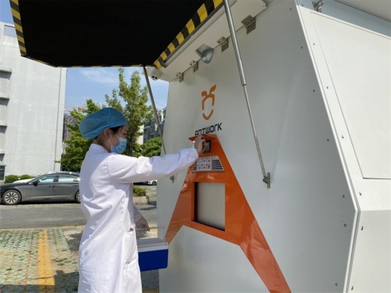 醫(yī)院接收無人機送來的醫(yī)療樣本。受訪者供圖